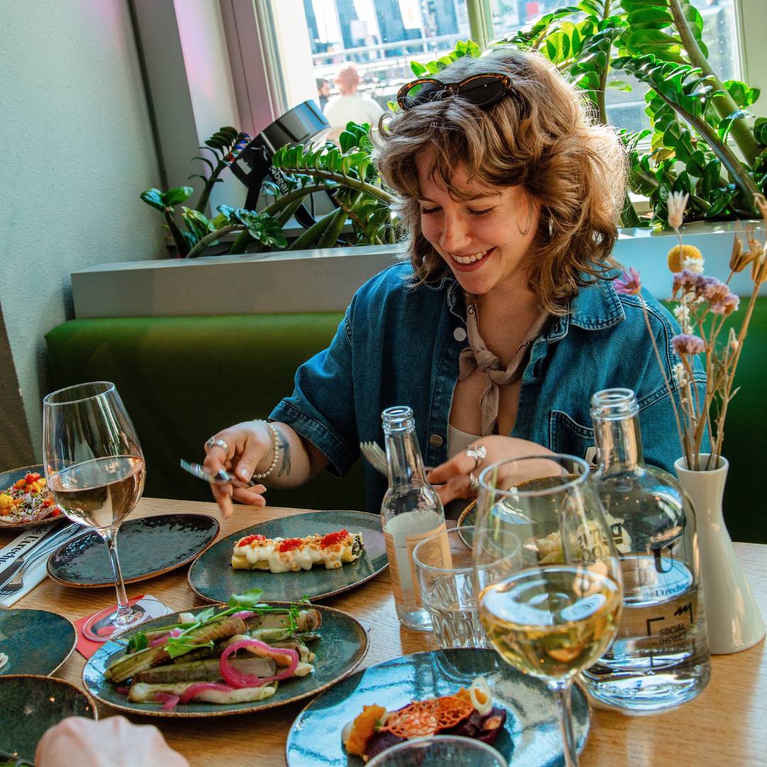 Geniet van een Groen Tafeltje Vol met allerlei vegetarische en vegan lekkernijen, bij De Utrechter op het Vredenburg