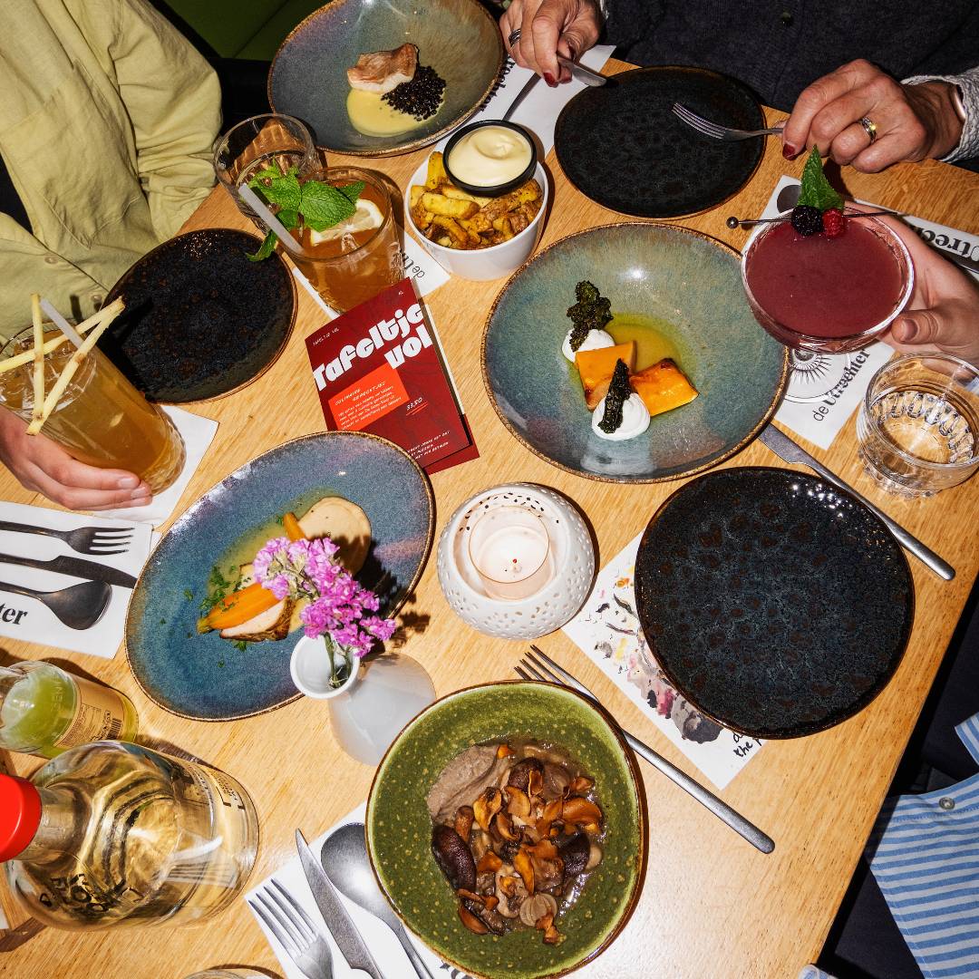 Snel een hapje eten? Start je avond met ons theatermenu: het Tafeltje Vol bij De Utrechter op het Vredenburg